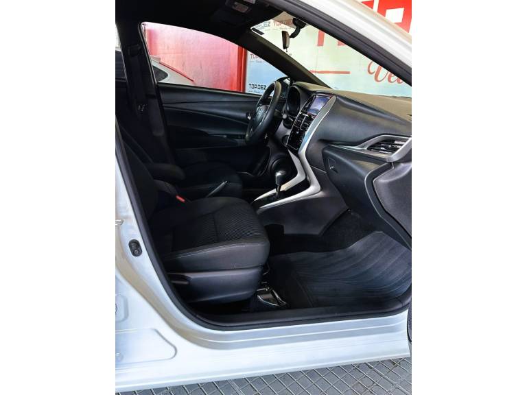 TOYOTA - YARIS - 2020/2020 - Branca - R$ 83.900,00