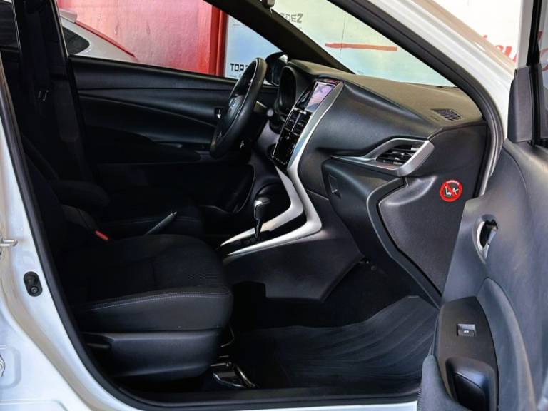 TOYOTA - YARIS - 2020/2020 - Branca - R$ 83.900,00