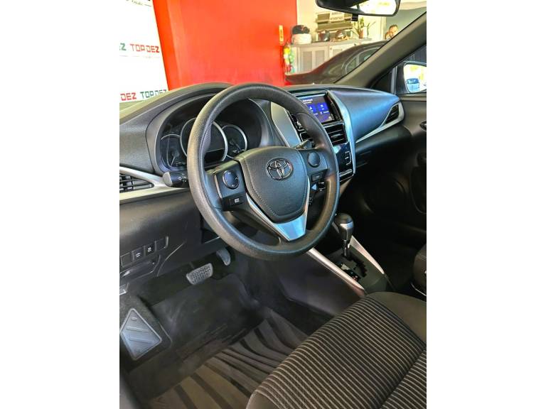 TOYOTA - YARIS - 2020/2020 - Branca - R$ 83.900,00