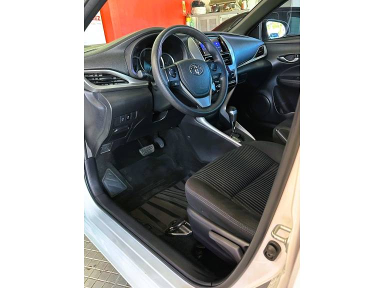 TOYOTA - YARIS - 2020/2020 - Branca - R$ 83.900,00
